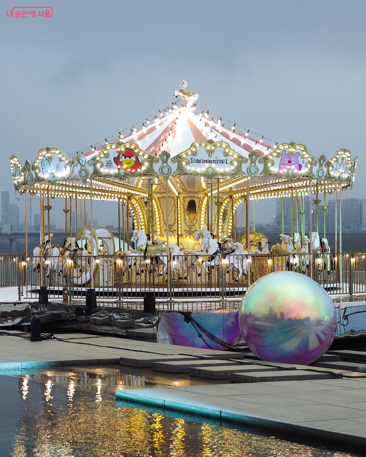 여의도 한강공원 물빛광장에 등장한 이색 놀이기구, 한강회전목마(운영시간 14:00 ~ 21:00, 시그니처쇼 시각엔 탑승 제한) ©김아름