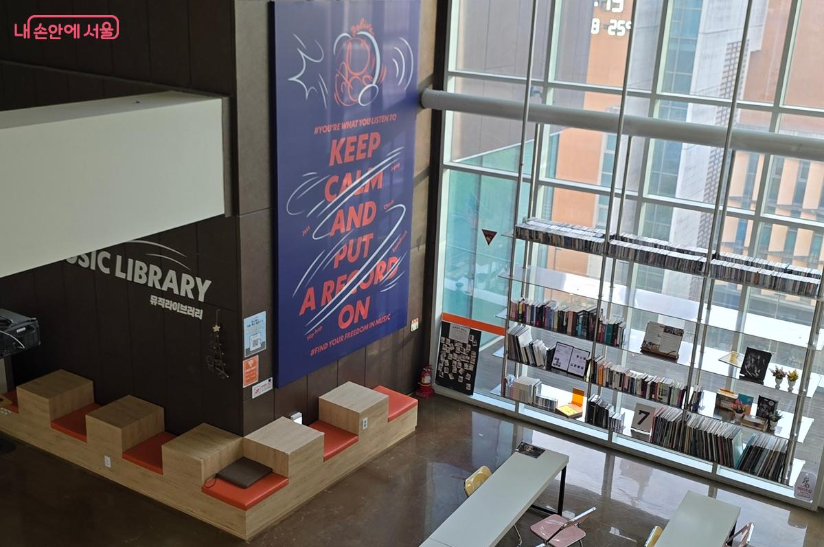 6층에서 내려다보이는 뮤직 라이브러리 공간 &copy;조성희