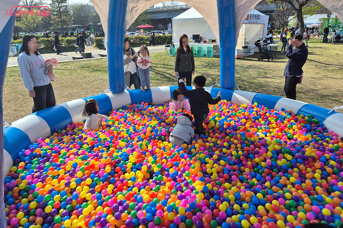 어린이들이 마음껏 뛰어놀 수 있는 '공놀이 놀이터' &copy;정향선
