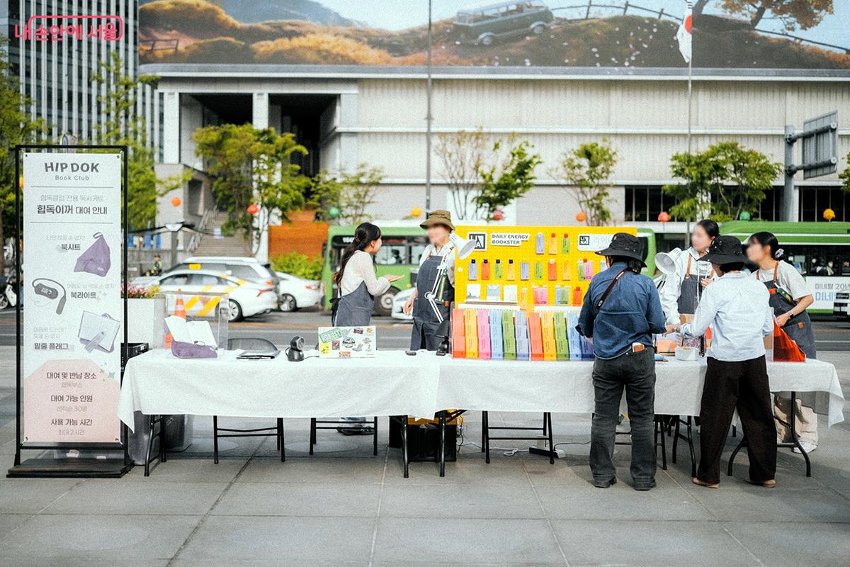 힙독클럽 전용 독서키트를 대여해주고 있다. &copy;김아름