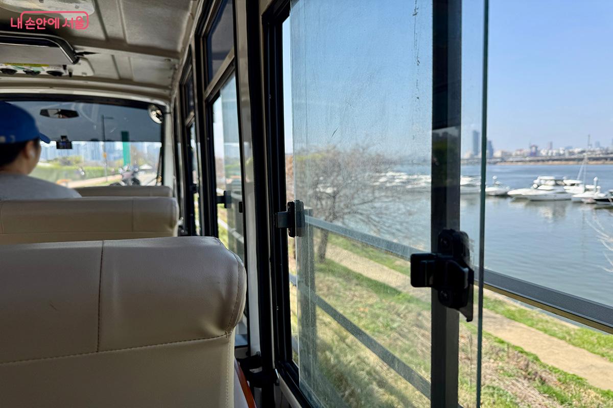 한강 해치카 내부의 넓은 창으로 한강의 풍경을 감상할 수 있다. &copy;김미정