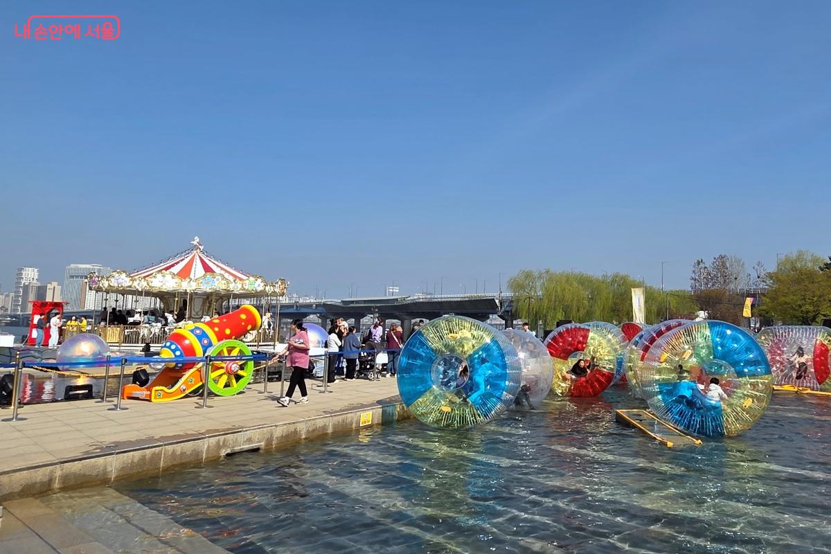 물빛광장에는 워터볼 굴리기 옆으로 한강 회전목마가 설치됐다. &copy;김미선