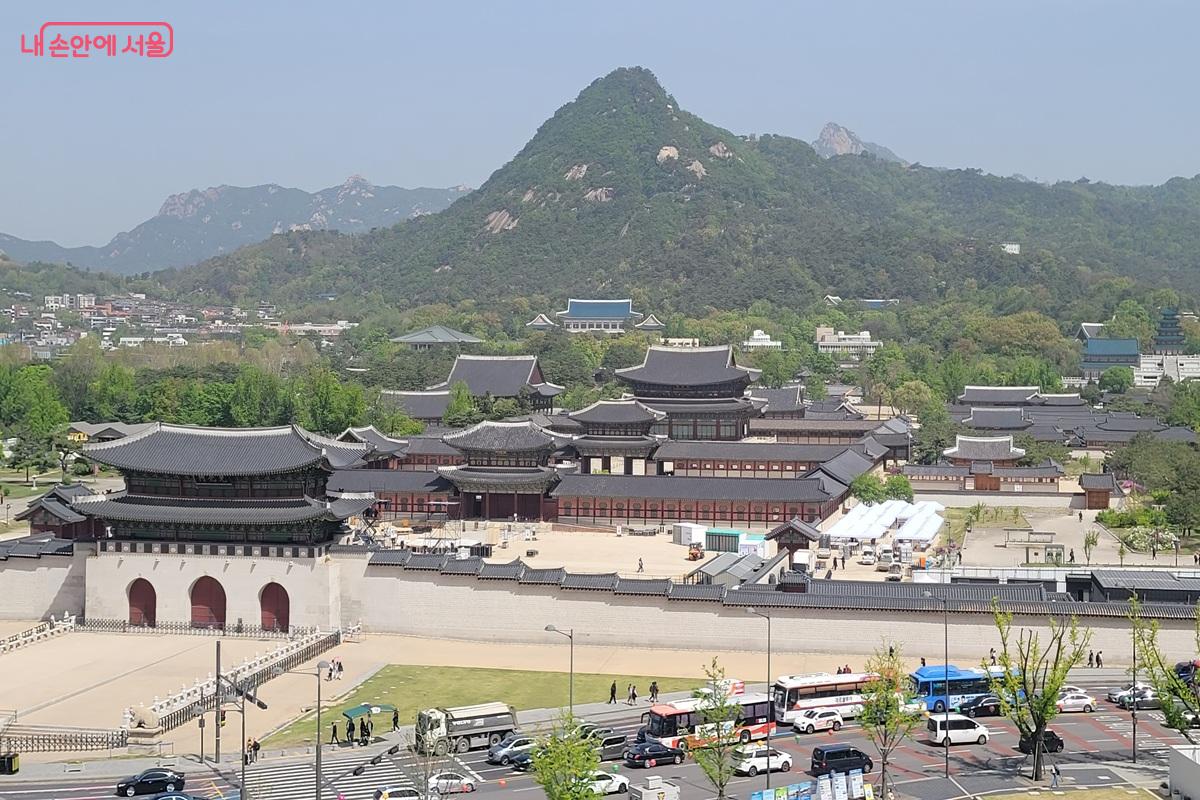 대한역사박물관 옥상에서 내려다본 경복궁 전경 &copy;조연