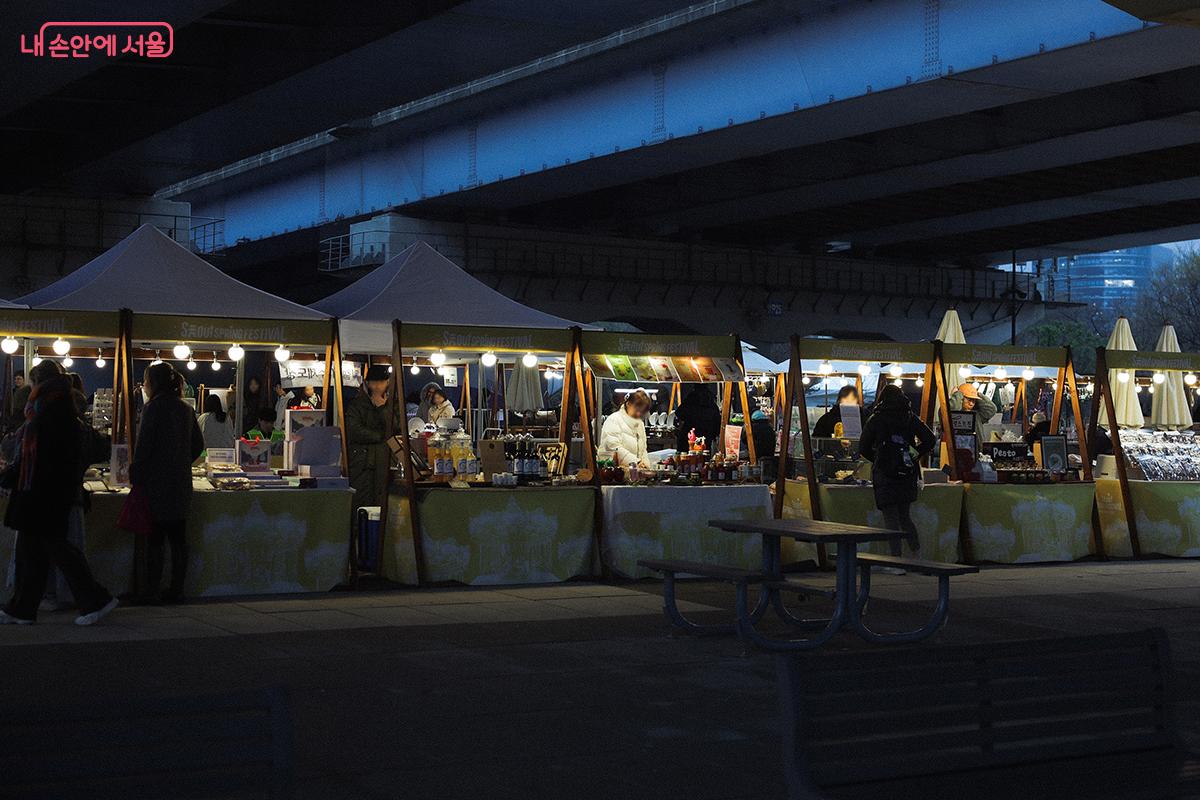 마포대교 남단 하부에서는 플리마켓이 열렸다. ©김아름