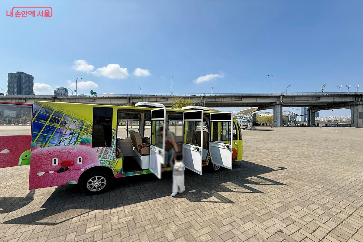 잠원 순환관람차 운행 구간인 무지개분수 앞에 대기 중인 한강 해치카 &copy;김미정