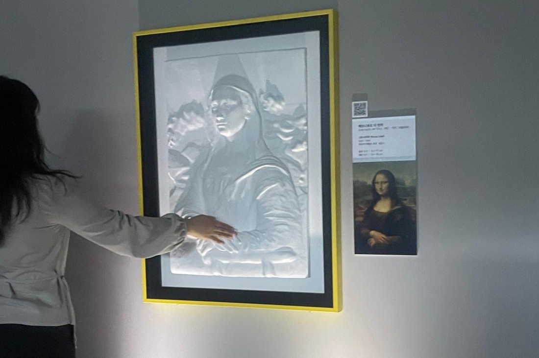 눈을 감고 손으로 느끼는 명화, '어두운 미술관'의 특별한 감상