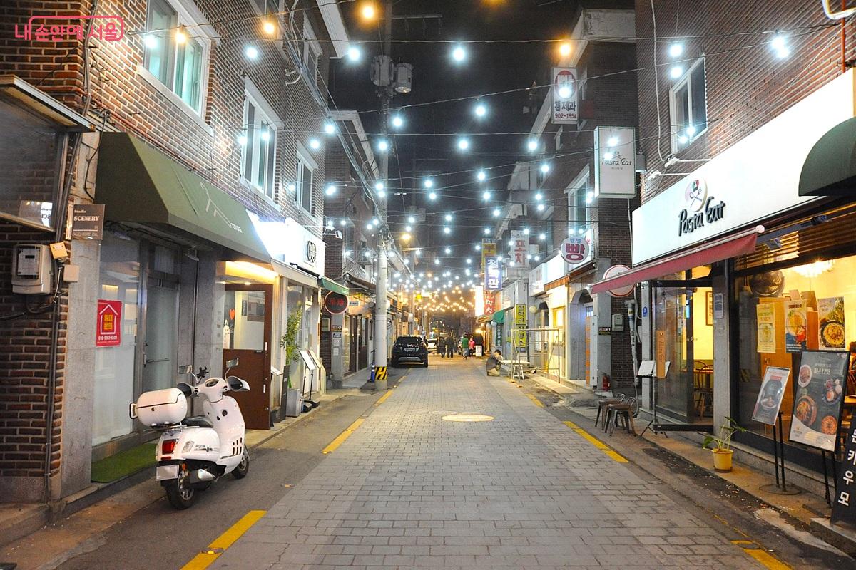 음식점과 카페가 모여 있는 쌍리단길 ⓒ조수봉