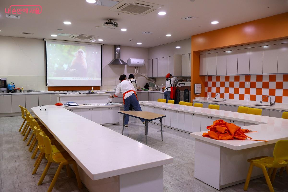 지하 1층(감성놀이, 요리학교) 식재료를 만지고 요리하며 오감 발달 공간 &copy;김대진