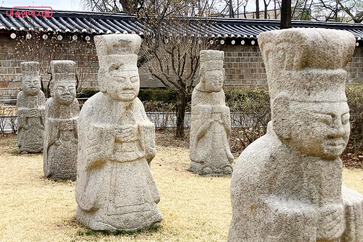 돌담 앞을 묵묵히 지키고 있는 문인석들 ©이란