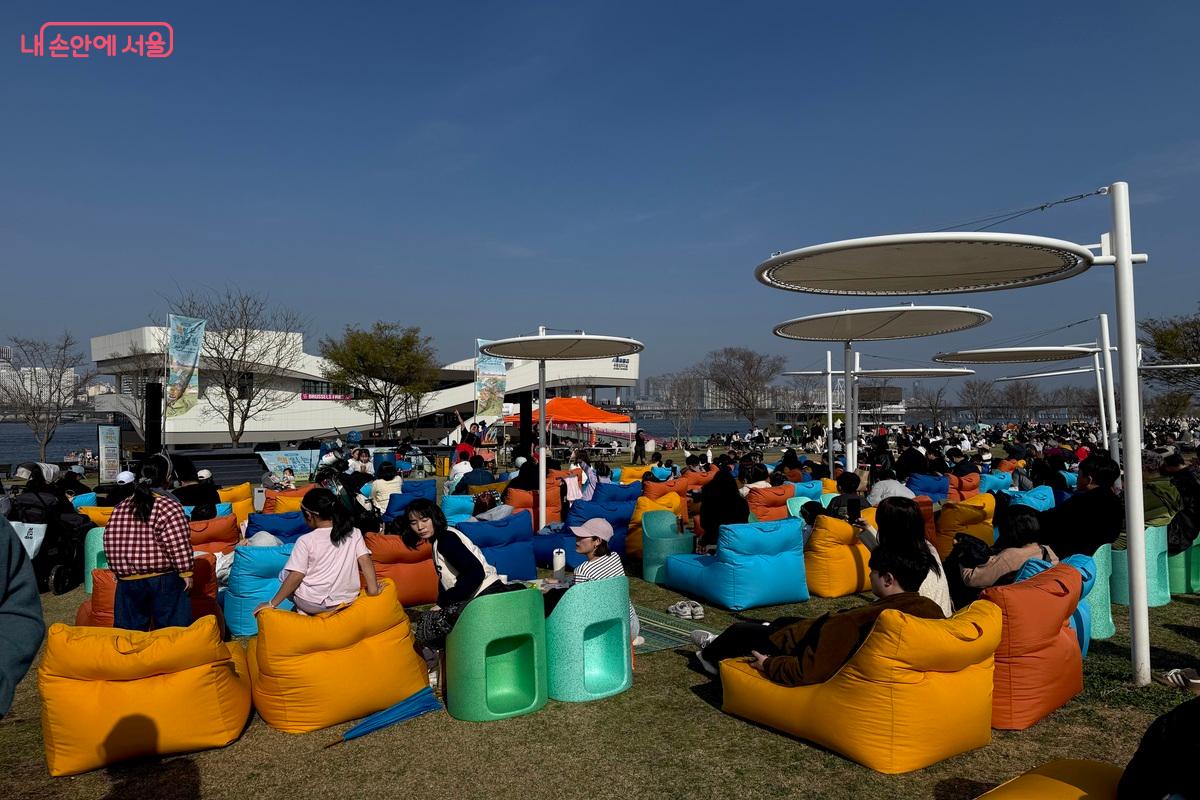 다양한 휴식 공간이 마련된 책 읽는 한강공원 ⓒ임수영