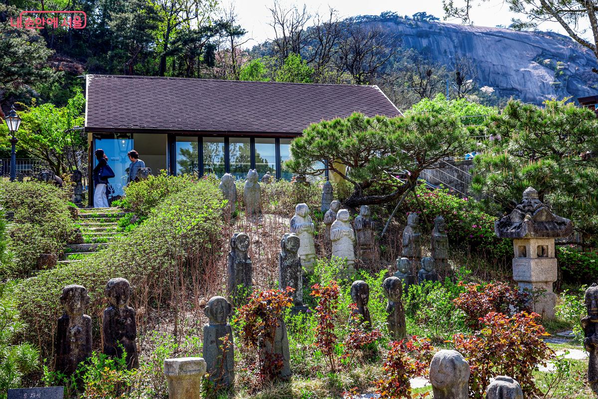 현무암 또는 조면암으로 만들어진 제주도 동자석상들 &copy;박우영