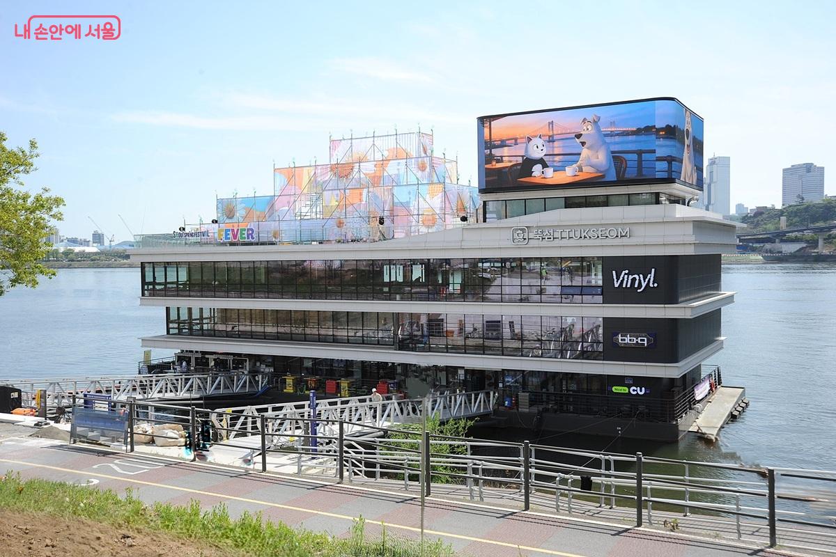 &lsquo;7 이모션스&rsquo;의 테마를 &lsquo;피버(Fever)&rsquo;로 정한 뚝섬선착장 &copy;조수봉