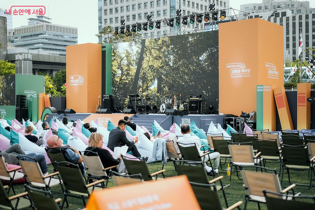 개막일 저녁에는 이곳에서 인디 록 밴드 &lsquo;아도이(Adoy)&rsquo;의 축하 공연이 펼쳐져 광장의 활기를 더했다. &copy;김아름