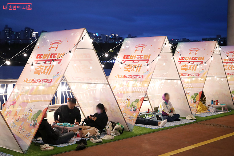 텐트와 돗자리 등을 이용할 수 있는 &lsquo;달빛소풍쉼터&rsquo;. 사전예약 후 이용 가능하다.