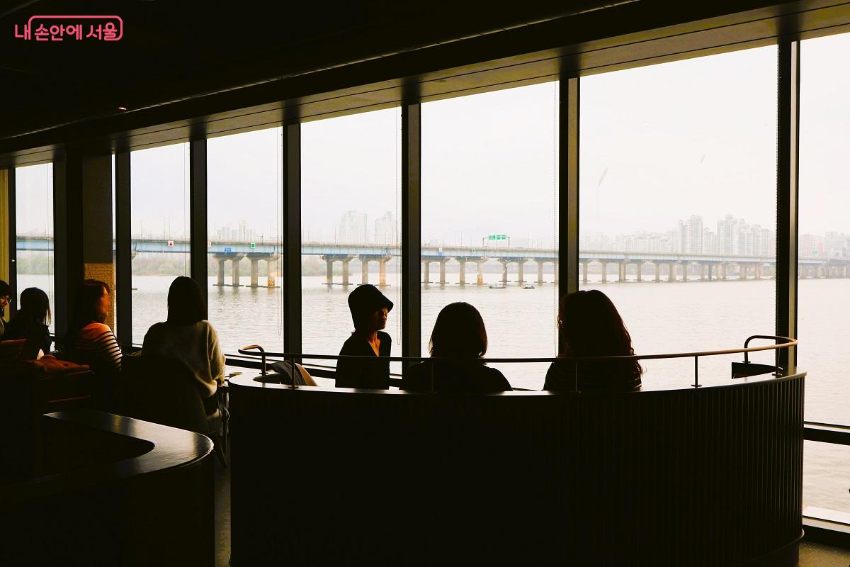 선착장 3층, 파노라마처럼 펼쳐지는 통창 너머로 보이는 운무 가득한 한강 풍경 ⓒ이봉덕
