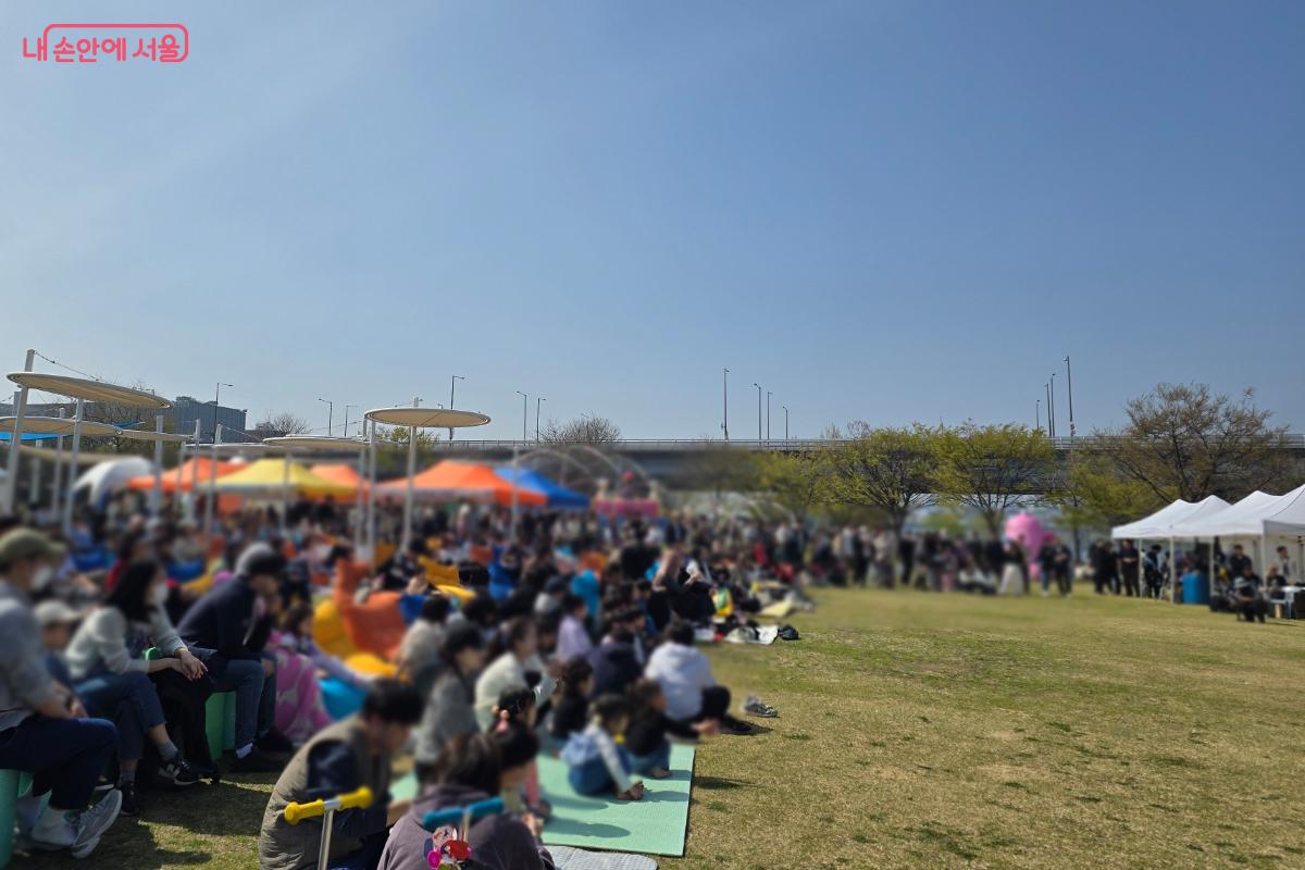 지난 4월 11일, 여의도한강공원 멀티플라자에서 ‘책읽는 한강공원’이 개막했다. ©박진영