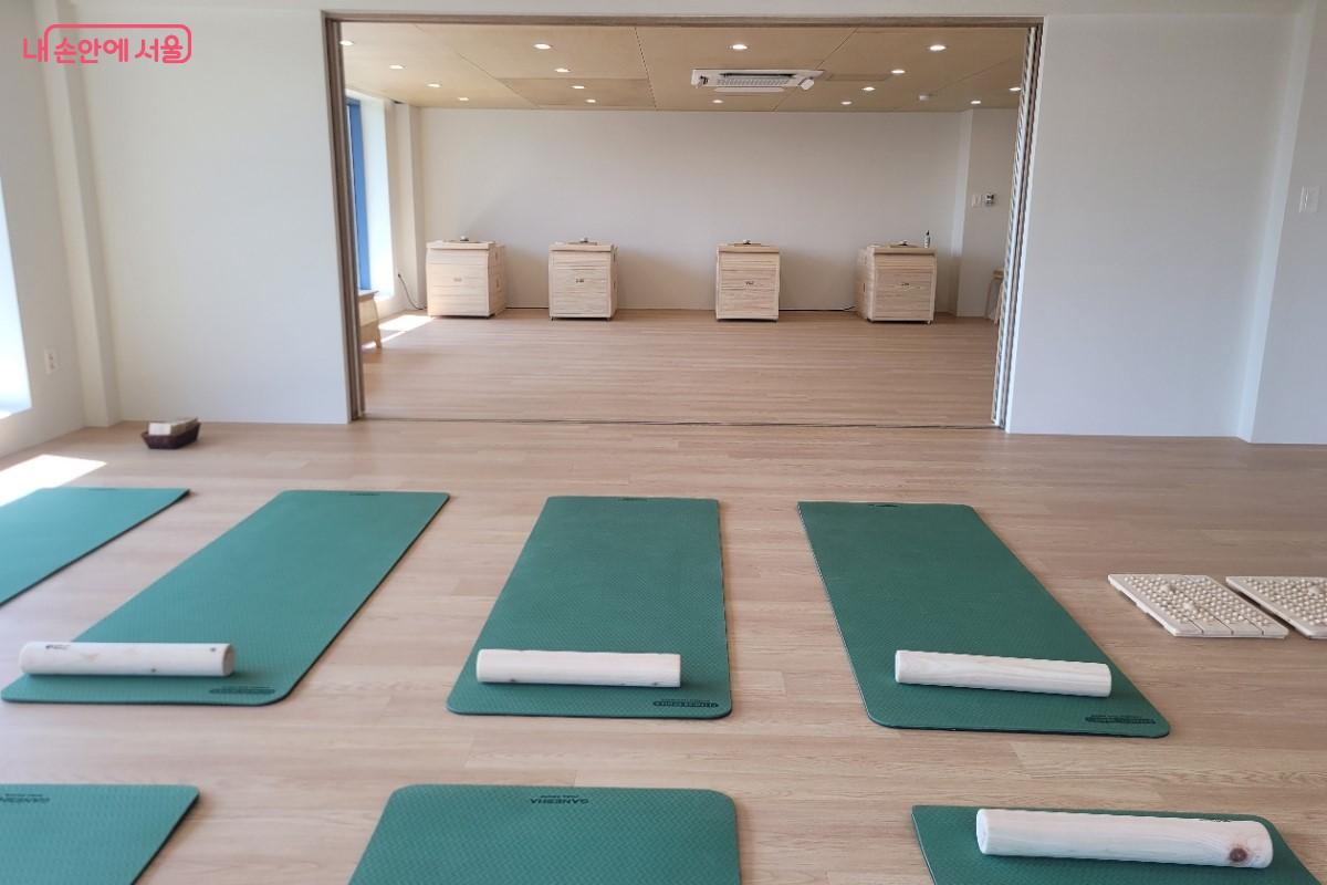 발지압뿐 아니라 편백 반신욕 공간이 마련되어 있다. &copy;임영근