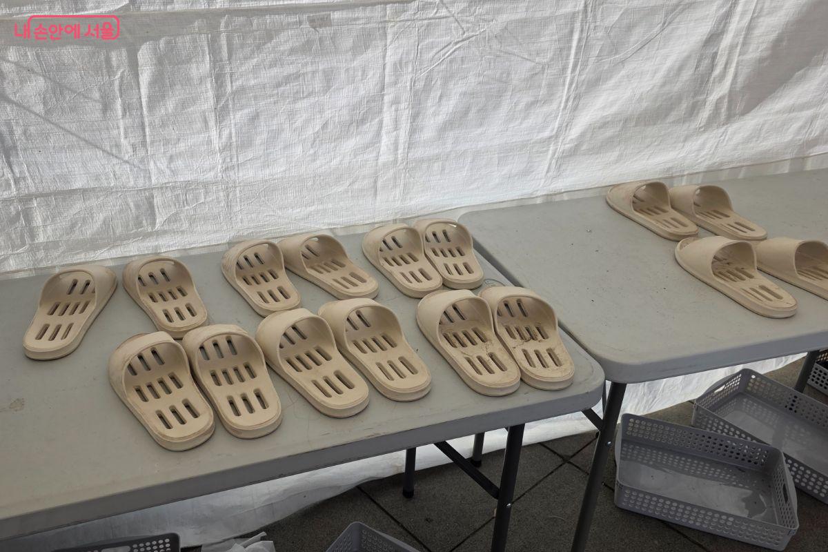 워터볼을 타기 위해서는 바구니에 소지품을 보관하고 슬리퍼로 갈아신어야 한다.