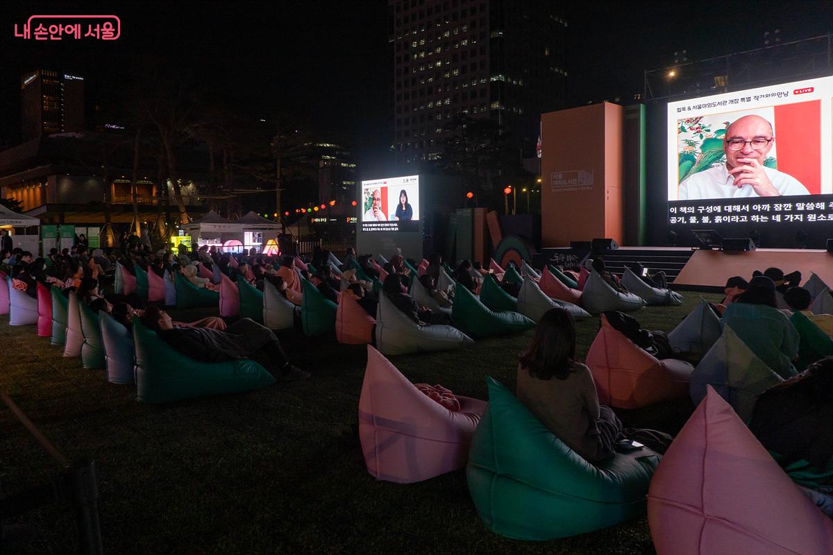 한국에 태어난 것을 행운이라 인식하라는 마지막 말을 하는 베르나르 베르베르 작가 Ⓒ김인수