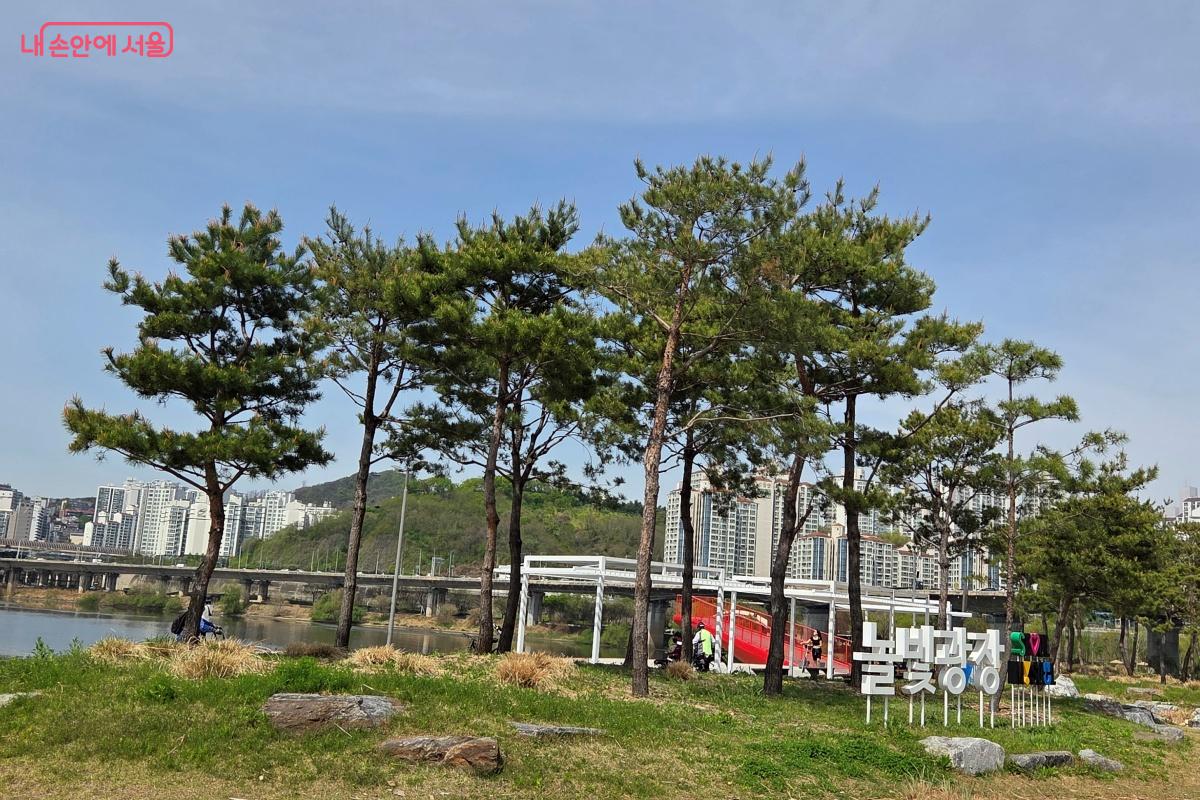 한강변의 놀빛광장에는 노을빛 전망대도 있다. &copy;김미선