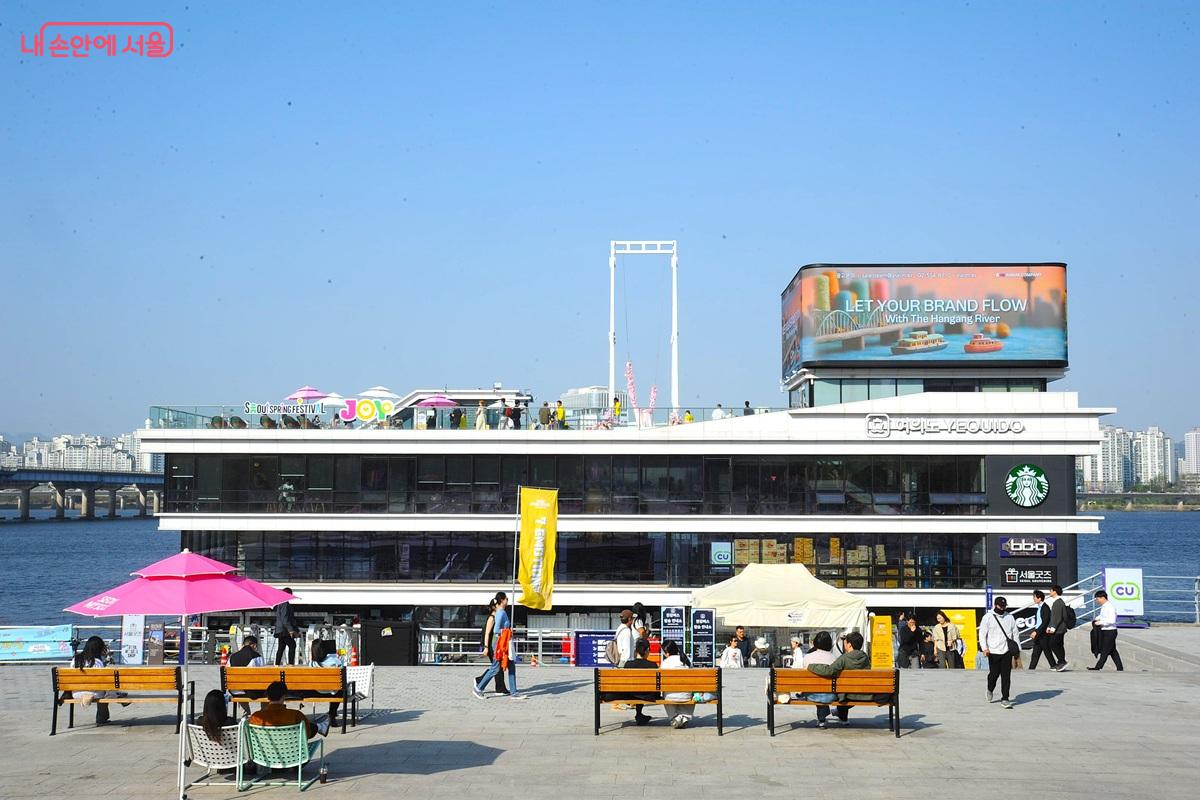 &lsquo;7 이모션스&rsquo;의 테마를 &lsquo;조이(Joy)&rsquo;로 정한 여의도선착장 &copy;조수봉