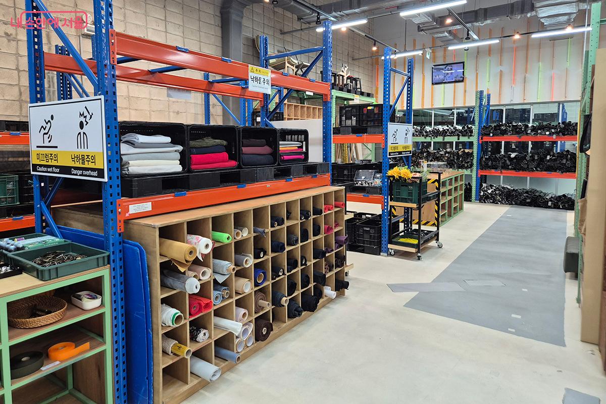 소재은행은 판매존, 전시존, 샘플존으로 구분되어 있다. &copy;정향선