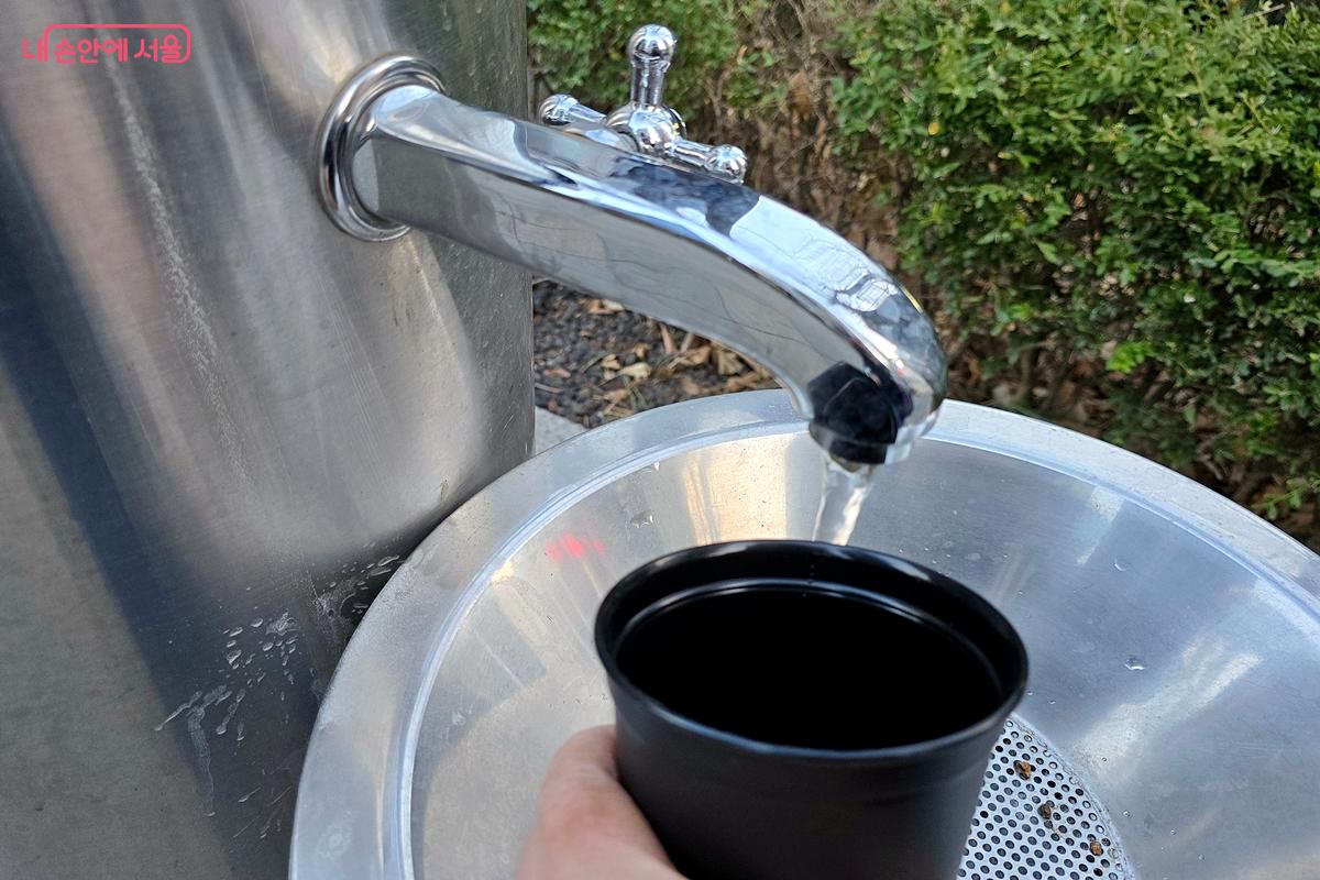 아리수 음수대에서 텀블러에 물을 받아 마셔봤다. &copy;김윤경