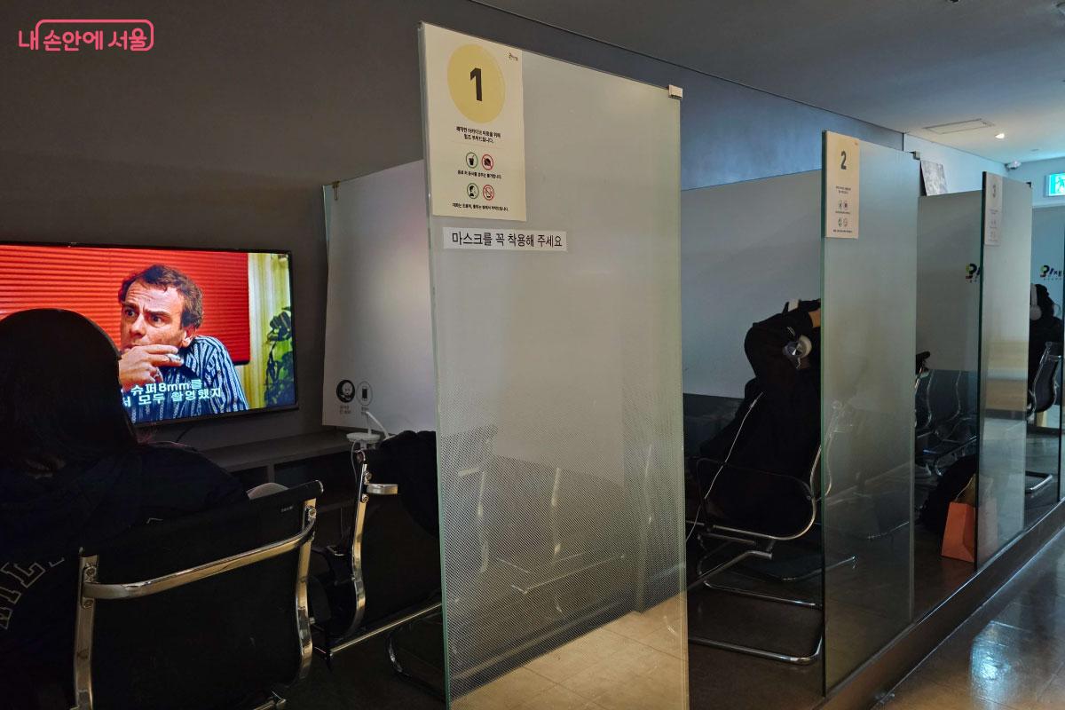 영상을 볼 수 있는 감상실 ©홍혜수