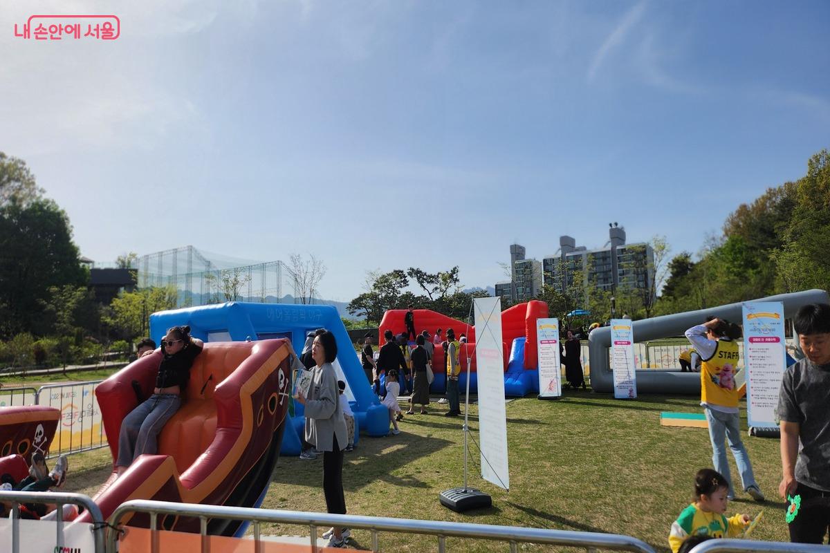 풍선 바이킹을 타는 아이들이 즐거워했다. &copy;장지영