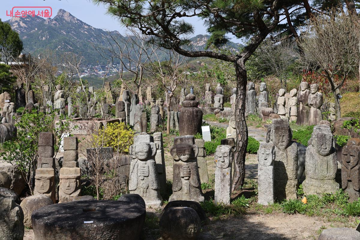 주변 자연 경관과 잘 어우러진 석상들 &copy;박우영