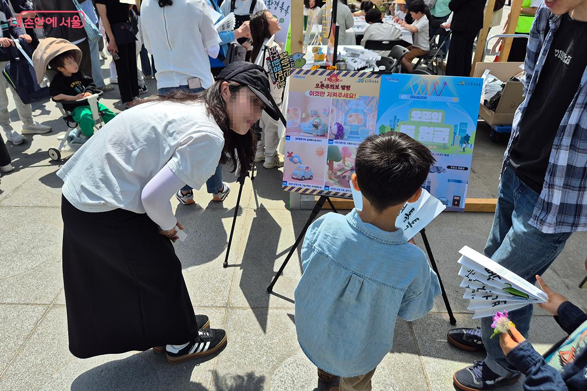 기후 환경보호 홍보 부스에서 오존의 중요성을 학습하고 있는 어린이 참가자 &copy;정향선