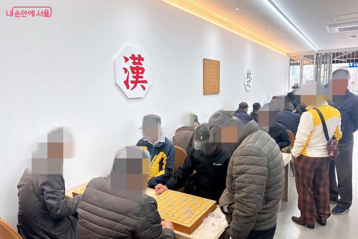 어르신들이 장기를 두며 여가를 즐기고 있다. &copy;김재형