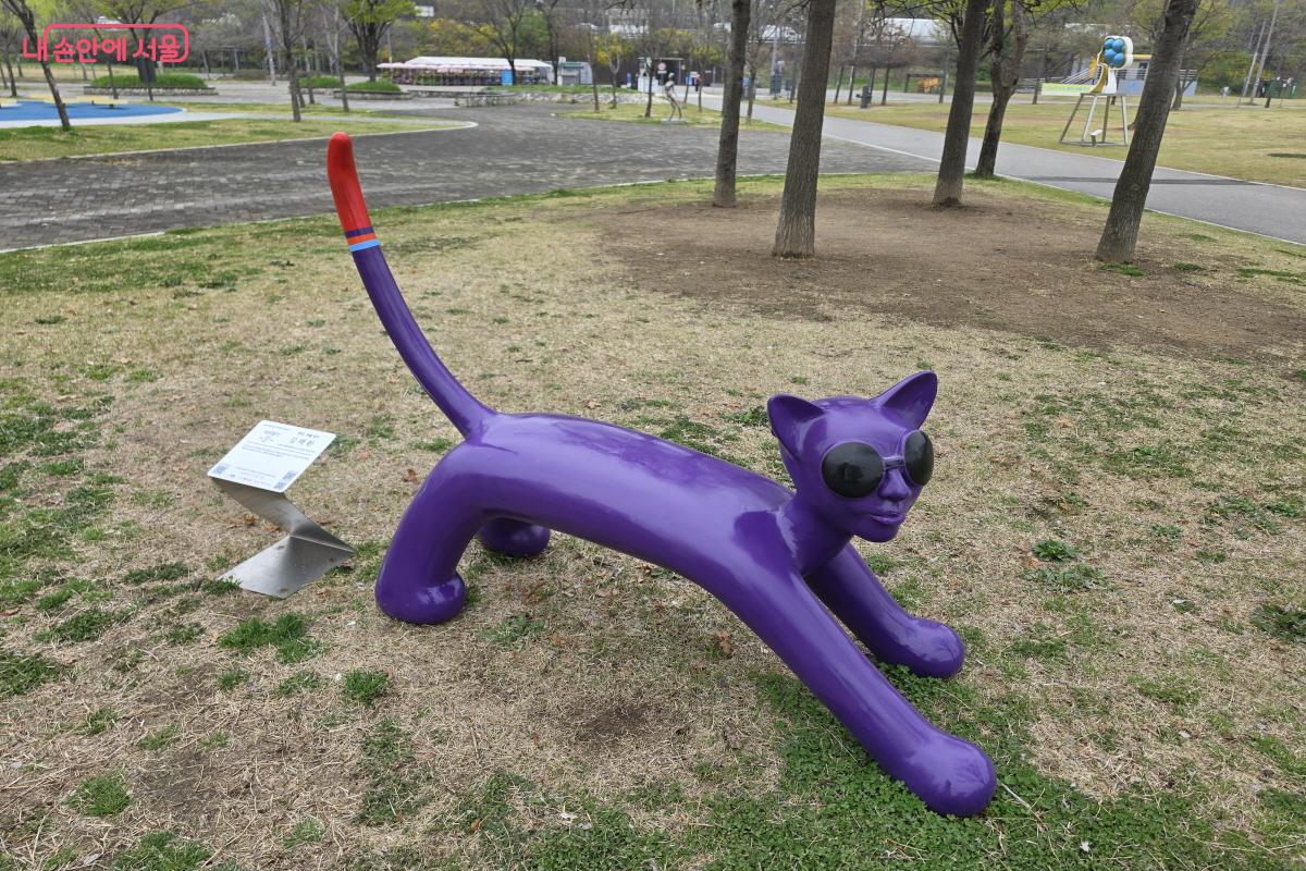 고양이와 사람을 결합한 작품.