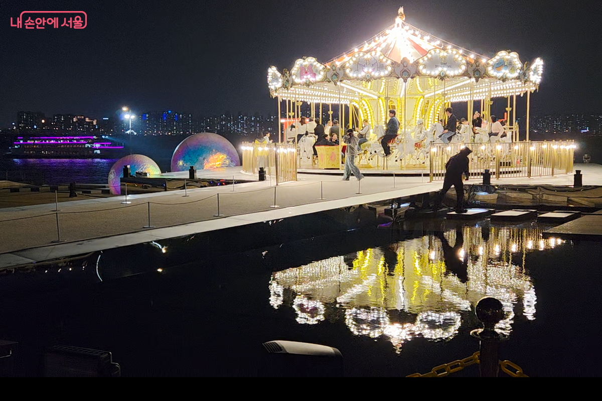 &lsquo;한강 회전목마&rsquo; 타고 있는 시민들의 모습은 빛으로 만들어낸 신비로운 풍광 &copy;장미화