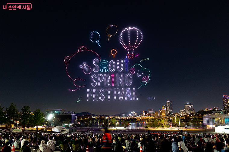 5월 5일, 잠실한강공원에서 스타워즈 테마의 드론라이트쇼가 펼쳐질 예정이다. 사진은 4월 25일 공연.
