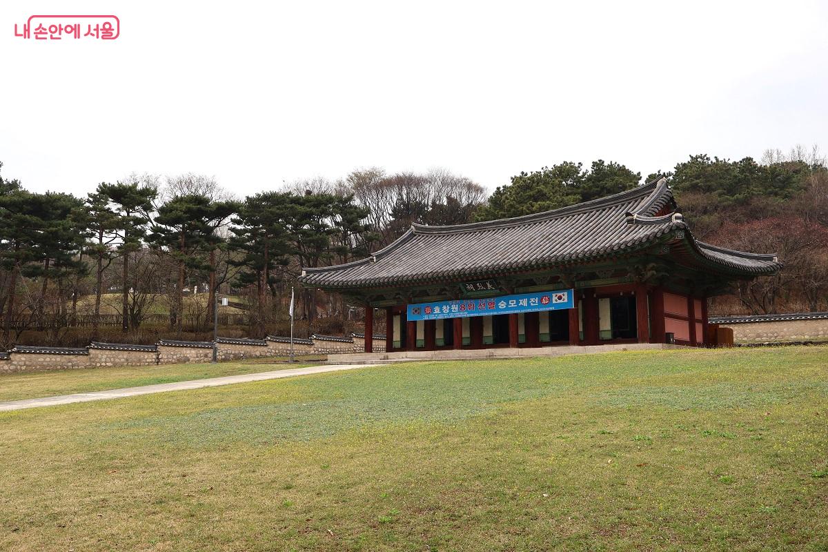 독립운동가들의 영정이 모셔진 효창공원 의열사 전경. 숭모제전 현수막이 걸려 있다. &copy;김대진