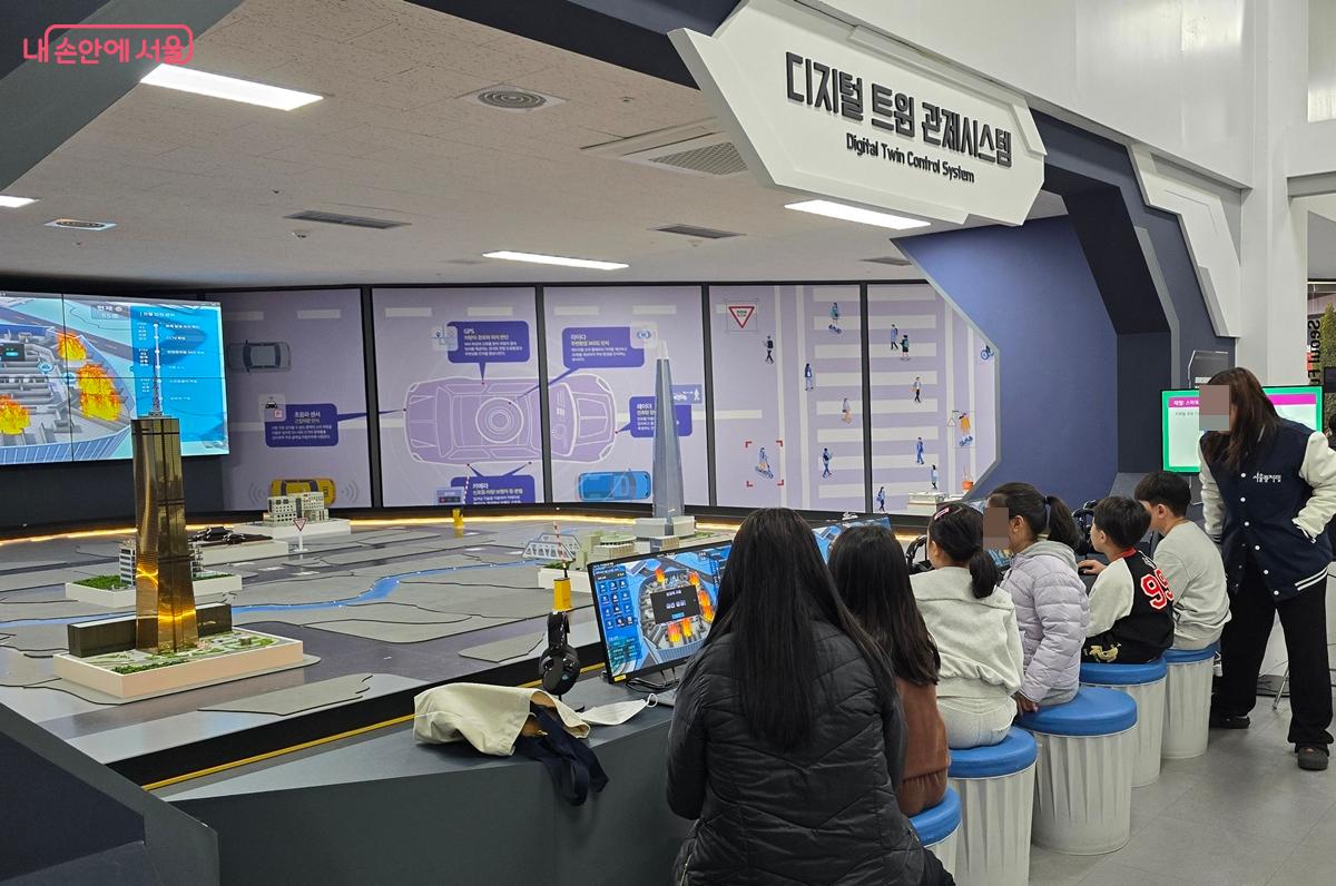 '디지털 트윈 관제시스템'에서는 가상 도시의 교통, 안전 문제를 체험할 수 있다. &copy;조성희