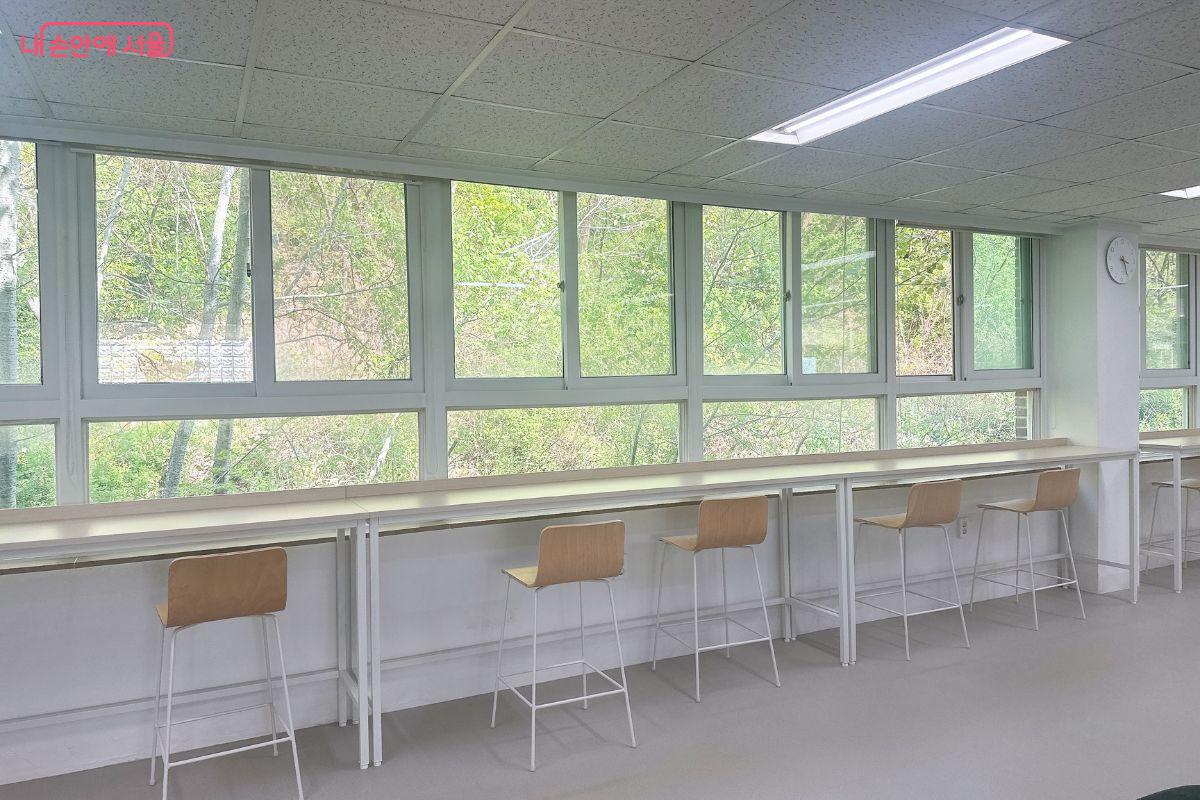  도심 속 도서관에서 숲에 온 풍경을 느낄 수 있어 좋다. &copy;김재형