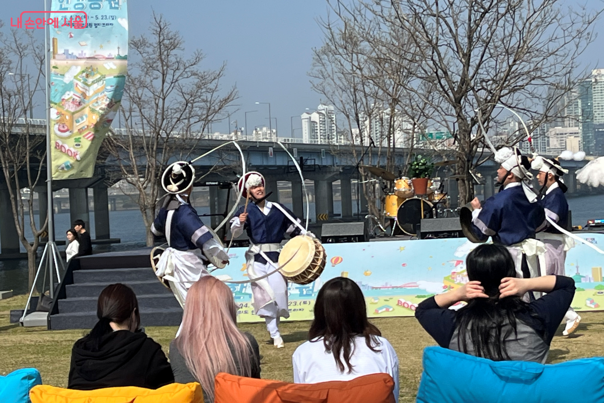 풍물놀이 공연이 분위기를 한껏 흥겹게 북돋웠다. &copy;김연희