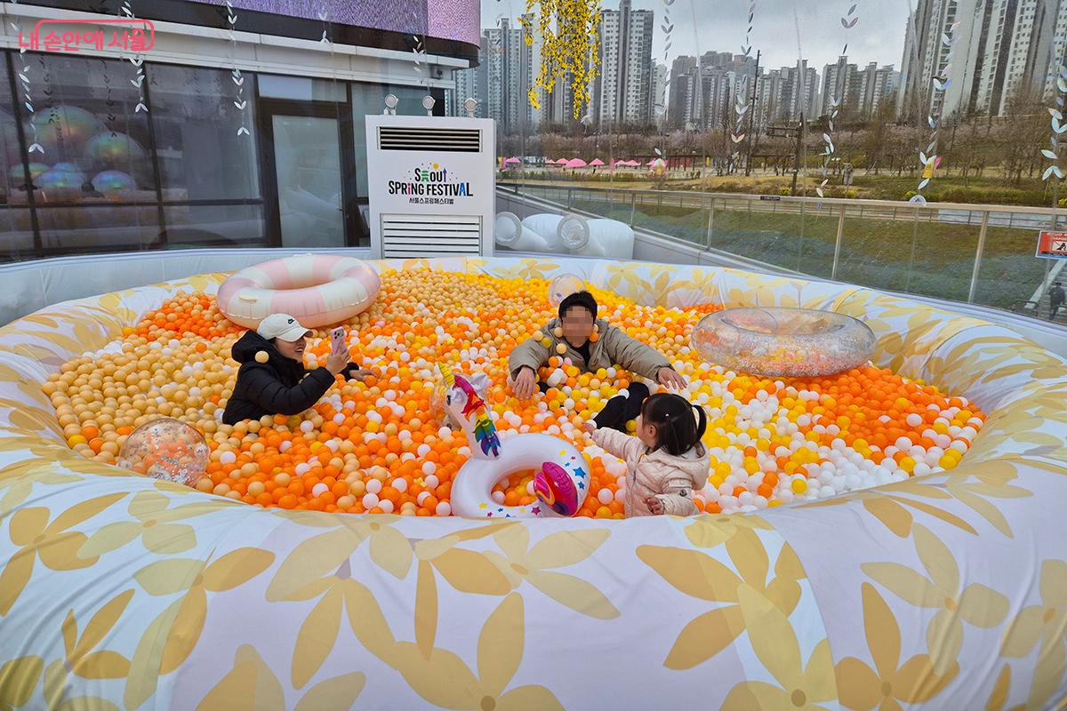 잠실 선착장 '볼풀 놀이터'에서 즐거운 시간을 보내고 있는 가족들