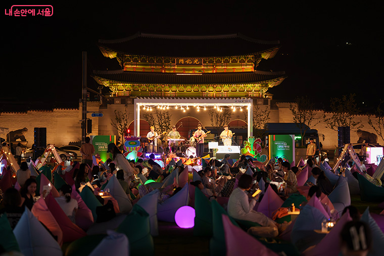 광화문 책마당은 4월 26일까지 개관 기념 공연과 영화가 상영된다.