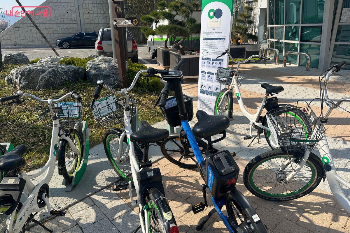 건물 바로 앞에 따릉이 정류장이 있어 편하게 이용할 수 있다. &copy;김재형