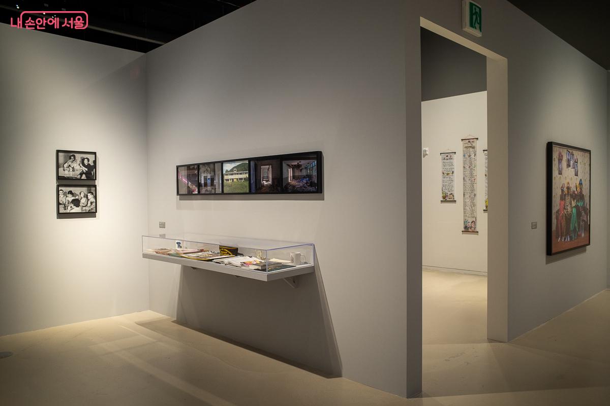 여러 형태의 문화적 배경과 '집'의 흔적을 다각도로 조명하는 전시실 &copy;이란