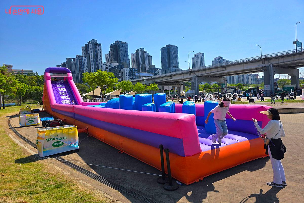  거대 에어 미끄럼틀 뚜뚜바운스에서 무한 점프! &copy;이정민