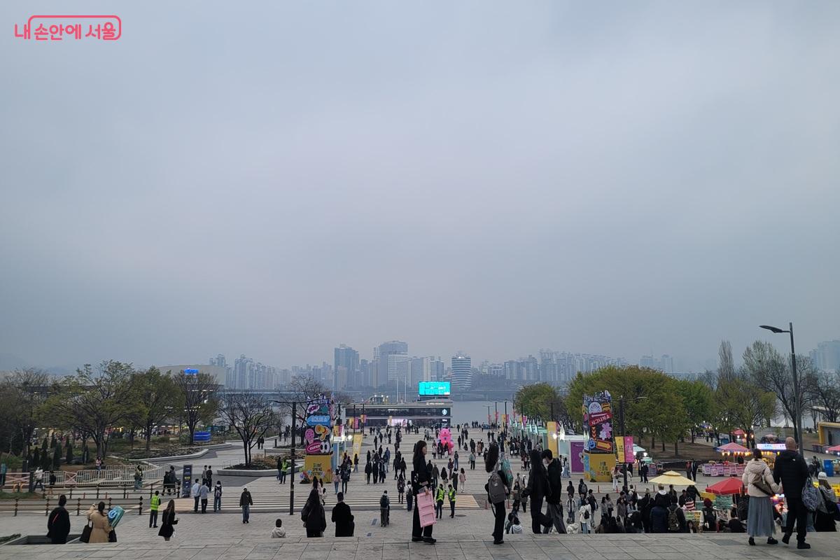 한강을 배경으로 한 여의도한강공원 &lsquo;서울스프링페스티벌&rsquo; 현장 &copy;조연