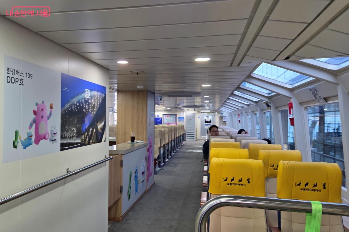 오랜 기다림 끝에 드디어 한강버스에 탑승했다. &copy;김미선