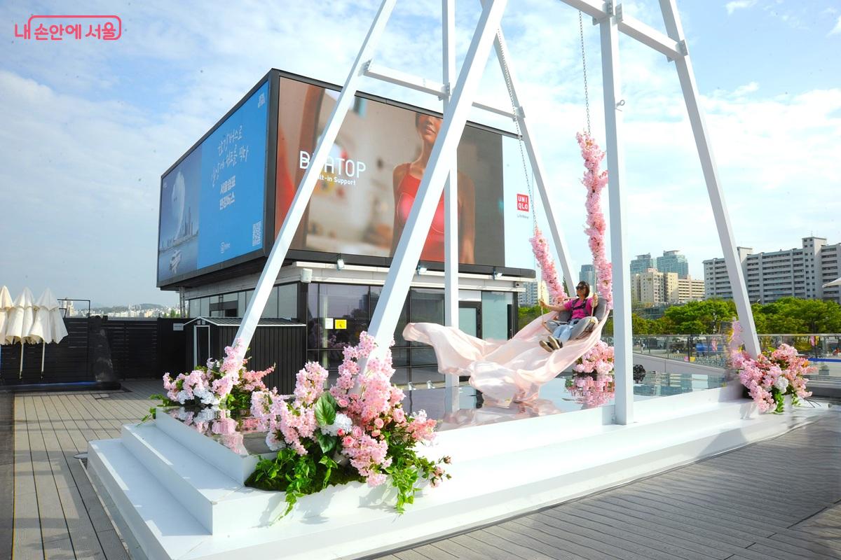 꽃으로 치장한 여의도선착장의 &lsquo;한강 그네&rsquo; &copy;조수봉