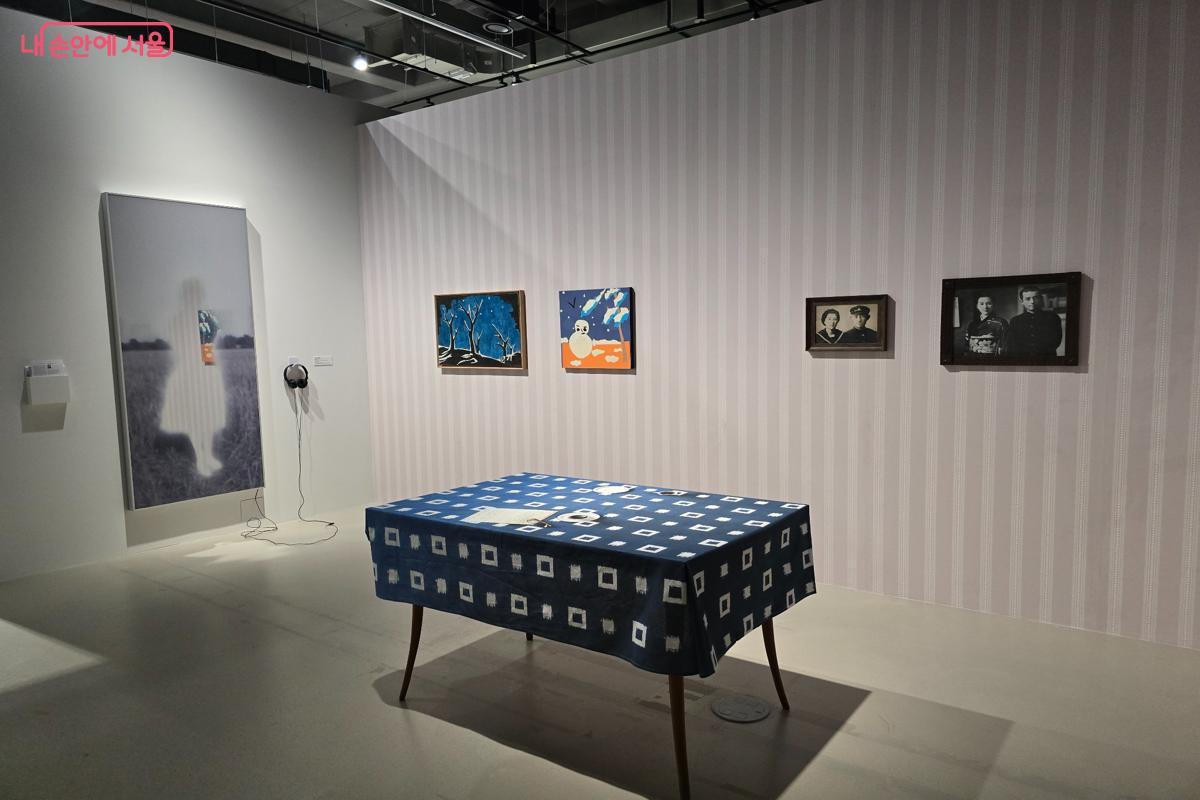 기슬기 작가는 직접 만날 수 없는 사람이나 사라진 시간을 다시 불러와, 현재의 감각 속에서 마주하게 만든다. &copy;강사랑