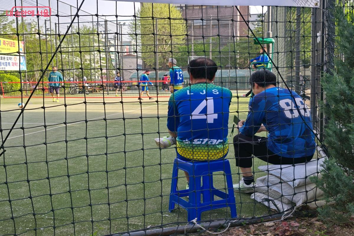 족구 동호회인들이 한판 승부를 벌이고 있는 족구장 &copy;강사랑