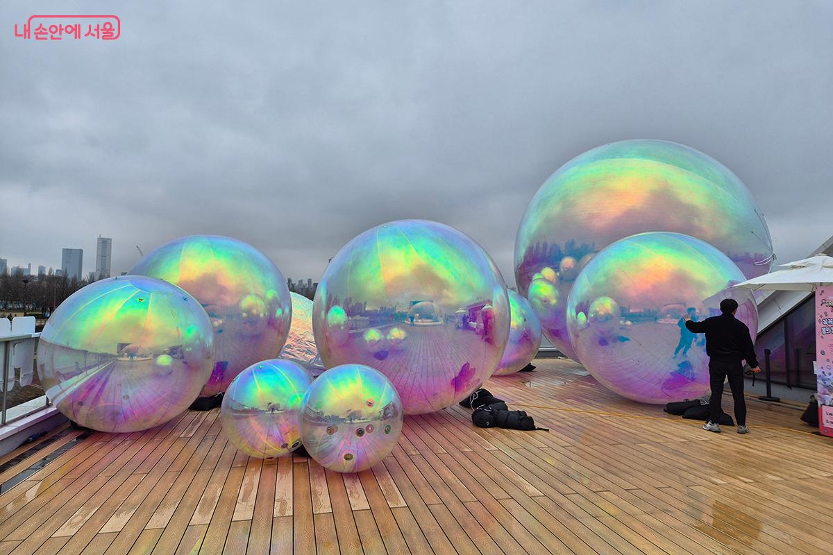 잠실 선착장은 가족(Family)을 테마로 온 가족이 함께 즐길 수 있는 놀이터를 마련했다.